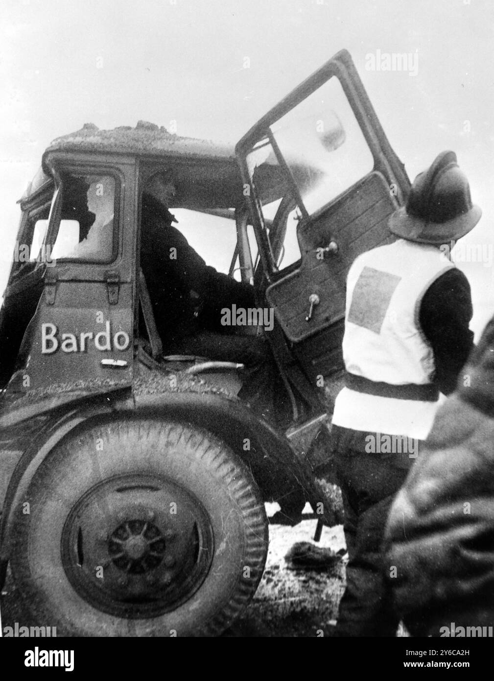 MEHRFACHER MOTORUNFALL AUF DER AUTOBAHN M1 IN LUTON DURCH NEBEL; 21. JANUAR 1964 Stockfoto