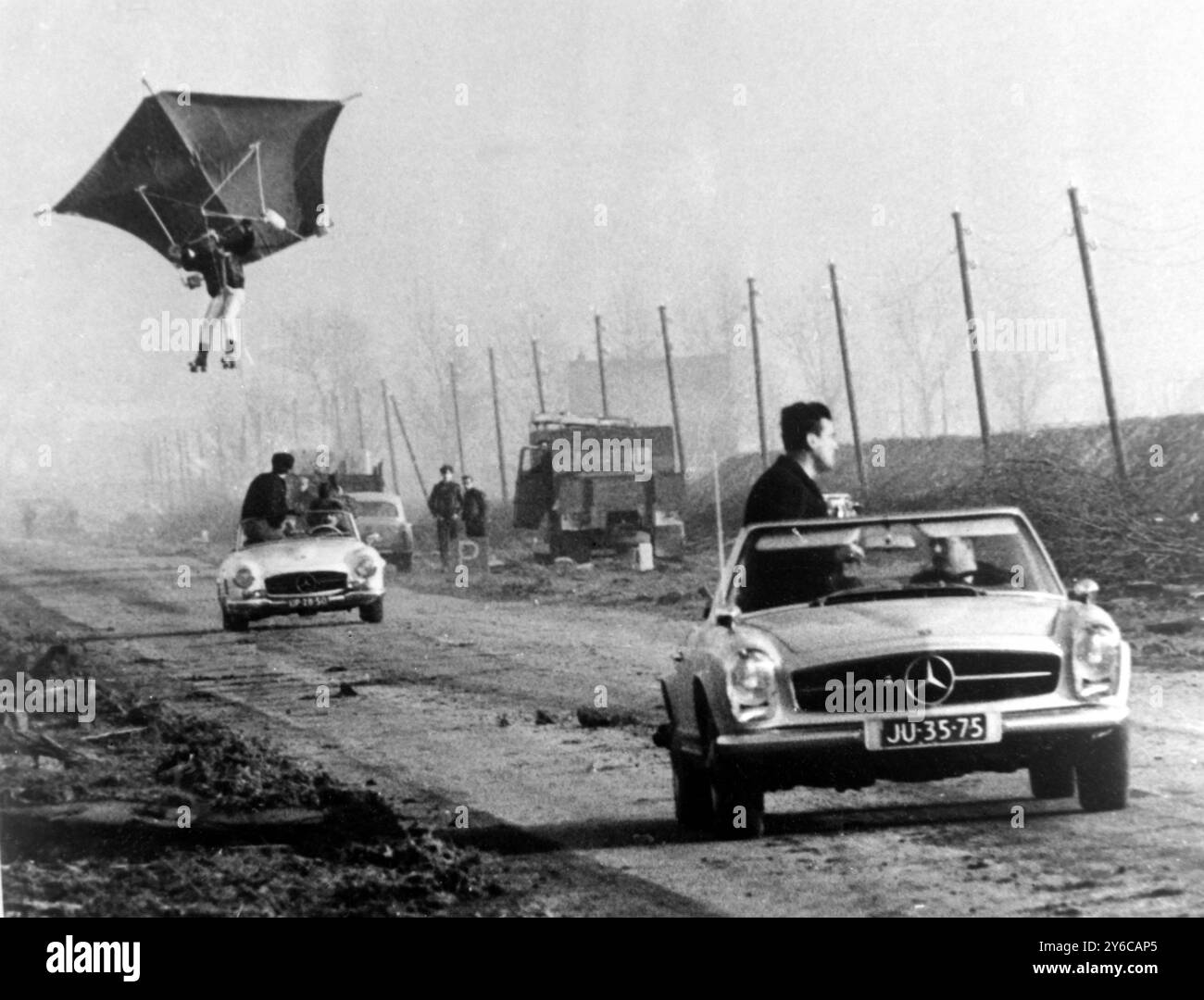 18. JANUAR 1964 DER FLIEGENDE HOLLÄNDER WIM WAGENAAR TESTET SEINEN MENSCHLICHEN DRACHEN. NACH EINEM ERFOLGREICHEN ABHEBEN VERLOR ER BALD DIE KONTROLLE, STÜRZTE AB UND WURDE SCHNELL INS KRANKENHAUS GEBRACHT. ZANDVOORT, HOLLAND. Stockfoto