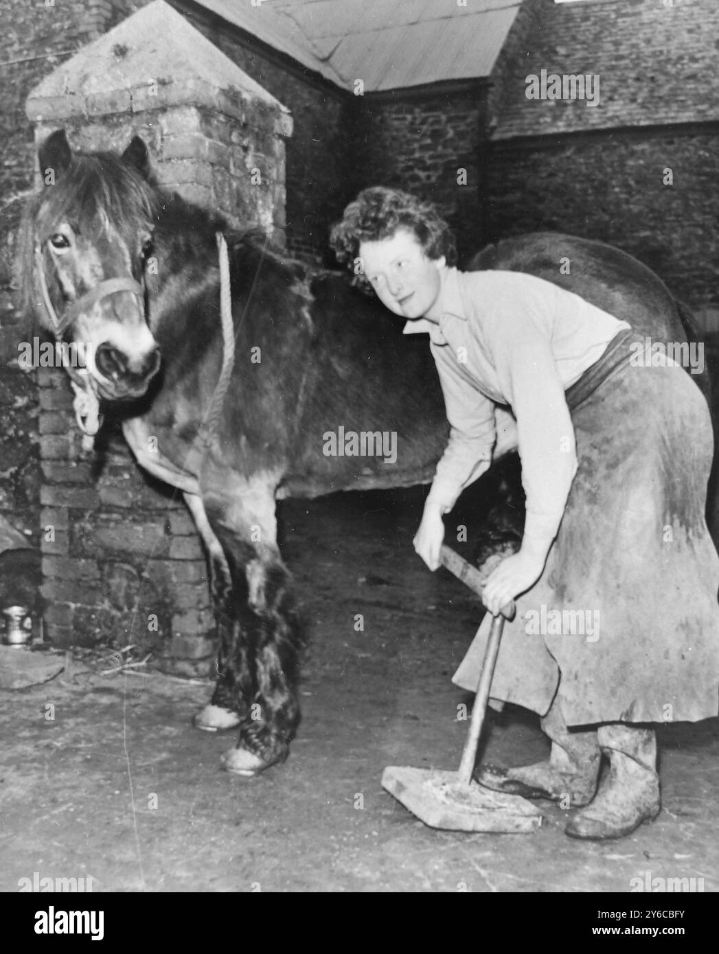 NITA HOLMAN SCHMIEDEFRAU IN DEVON; 15. JANUAR 1964 Stockfoto