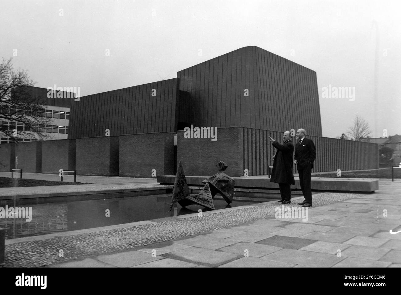 NUFFIELD THEATRE SOUTHAMPTON SIR BASIL SPENCE UND DOCTOR RICHARD SOUTHERN IN SOUTHAMPTON; 6. JANUAR 1964 Stockfoto