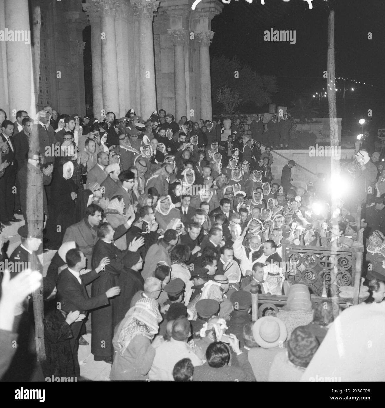 PAPST PAUL VI. BESUCHT HOLYLAND MENSCHENMASSEN GRÜSSEN PAPST IM GARTEN GETHSEMANE IN JERUSALEM ; 5. JANUAR 1964 Stockfoto