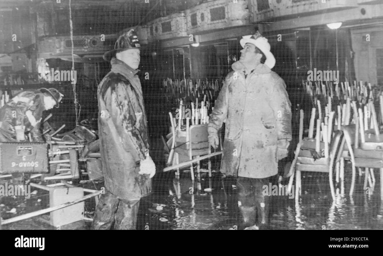 EIN BRAND IM ASTOR HOTEL EDWARD THOMPSON UNTERSUCHT SCHÄDEN AM BALLSAAL IN NEW YORK; 6. JANUAR 1964 Stockfoto