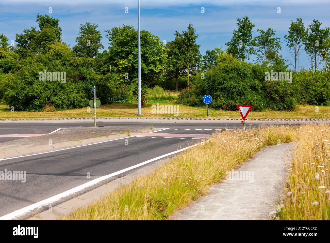 Kreisverkehr an der Hellfire Corner, östlich von Ypern, Belgien. Während des Ersten Weltkriegs war es ein wichtiger Verkehrsknotenpunkt, der aber die deutschen Beschüsse freilegte. Stockfoto