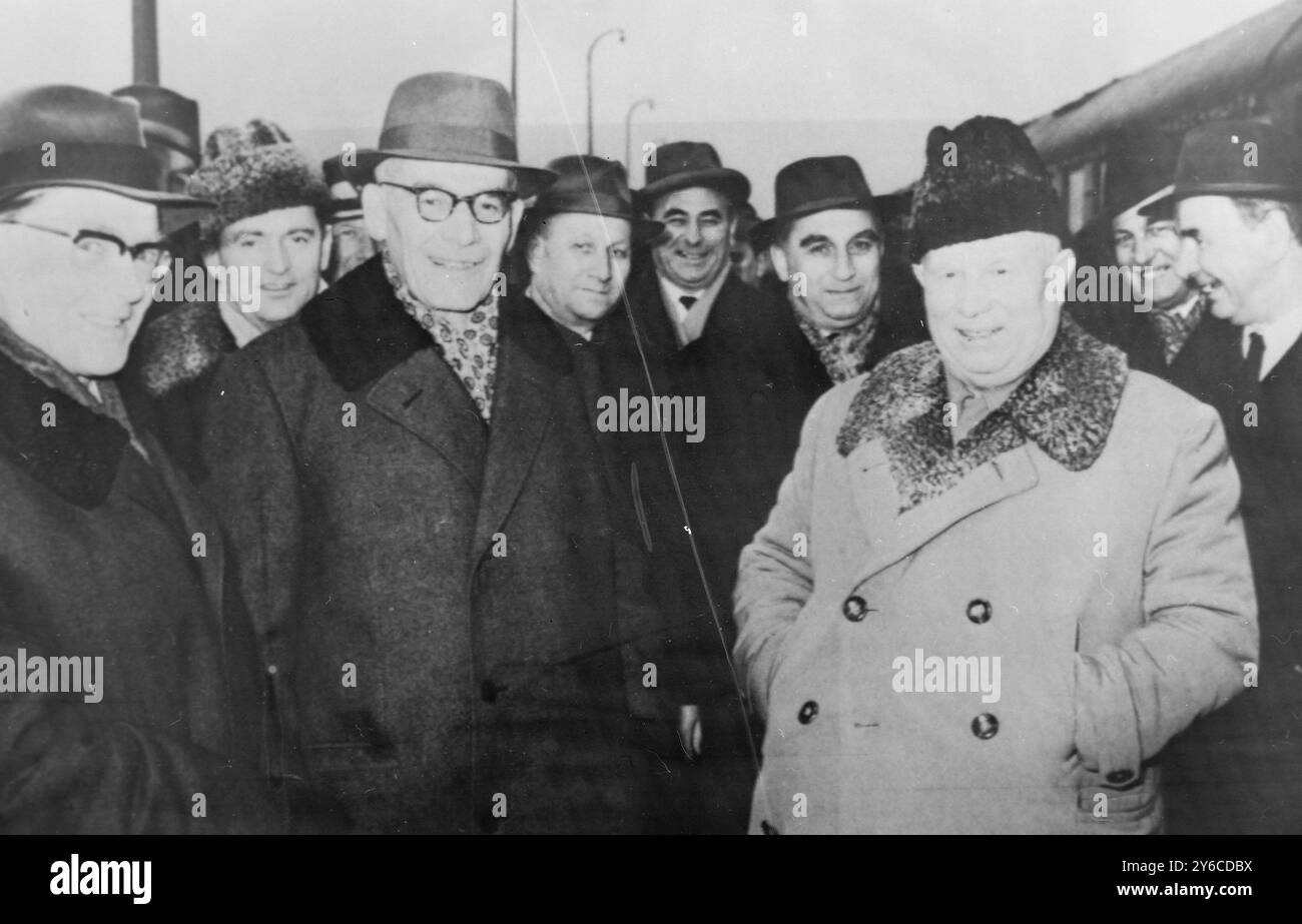 SOWJETISCHER PREMIERMINISTER NIKITA CHRUSCHTSCHOW MIT DEN POLNISCHEN KOMMUNISTISCHEN FÜHRERN ZAWADZKI UND WLADYSLAW GOMULKA IN WARSCHAU / ; 3. JANUAR 1964 Stockfoto