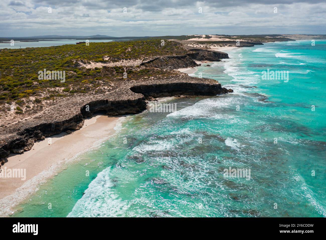 Blick aus der Vogelperspektive auf erodierte Küstenklippen und das türkisfarbene Meer am Mary Ellis Wrack Beach auf der Halbinsel Eyre in Südaustralien Stockfoto