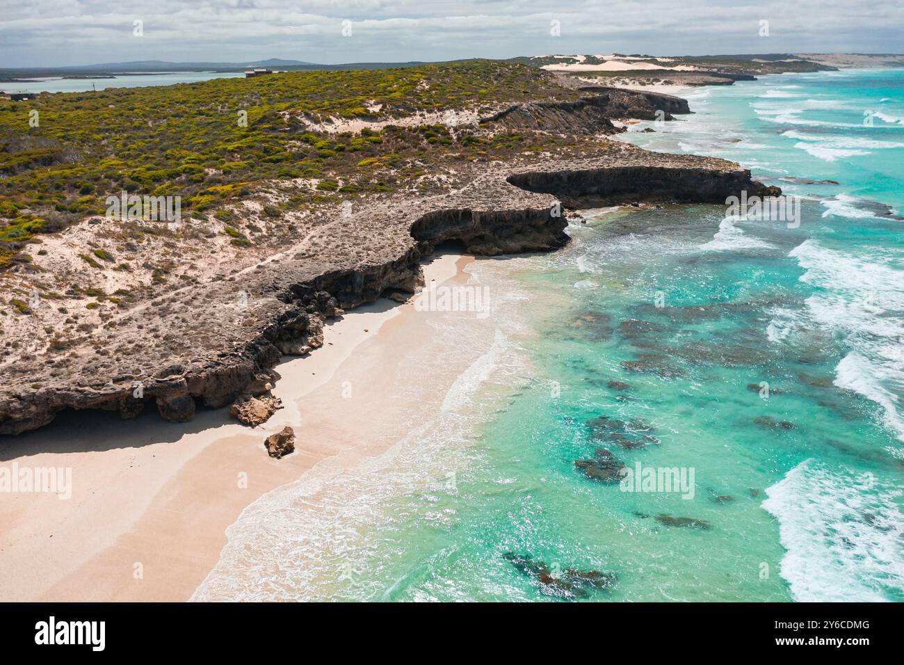 Blick aus der Vogelperspektive auf erodierte Küstenklippen und das türkisfarbene Meer am Mary Ellis Wrack Beach auf der Halbinsel Eyre in Südaustralien Stockfoto