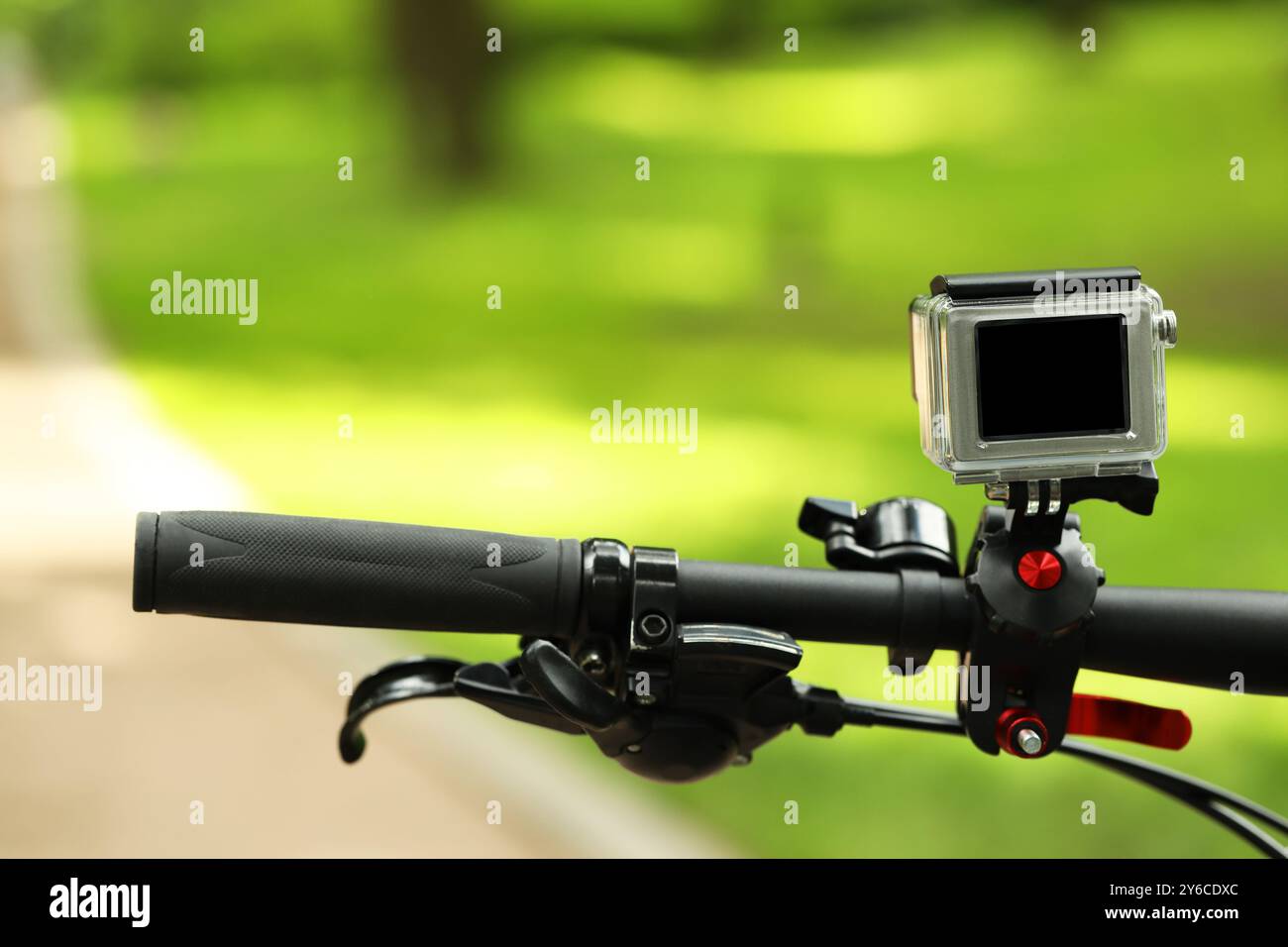 Moderne Action-Kamera mit Halterung am Fahrrad im Freien, Nahaufnahme Stockfoto