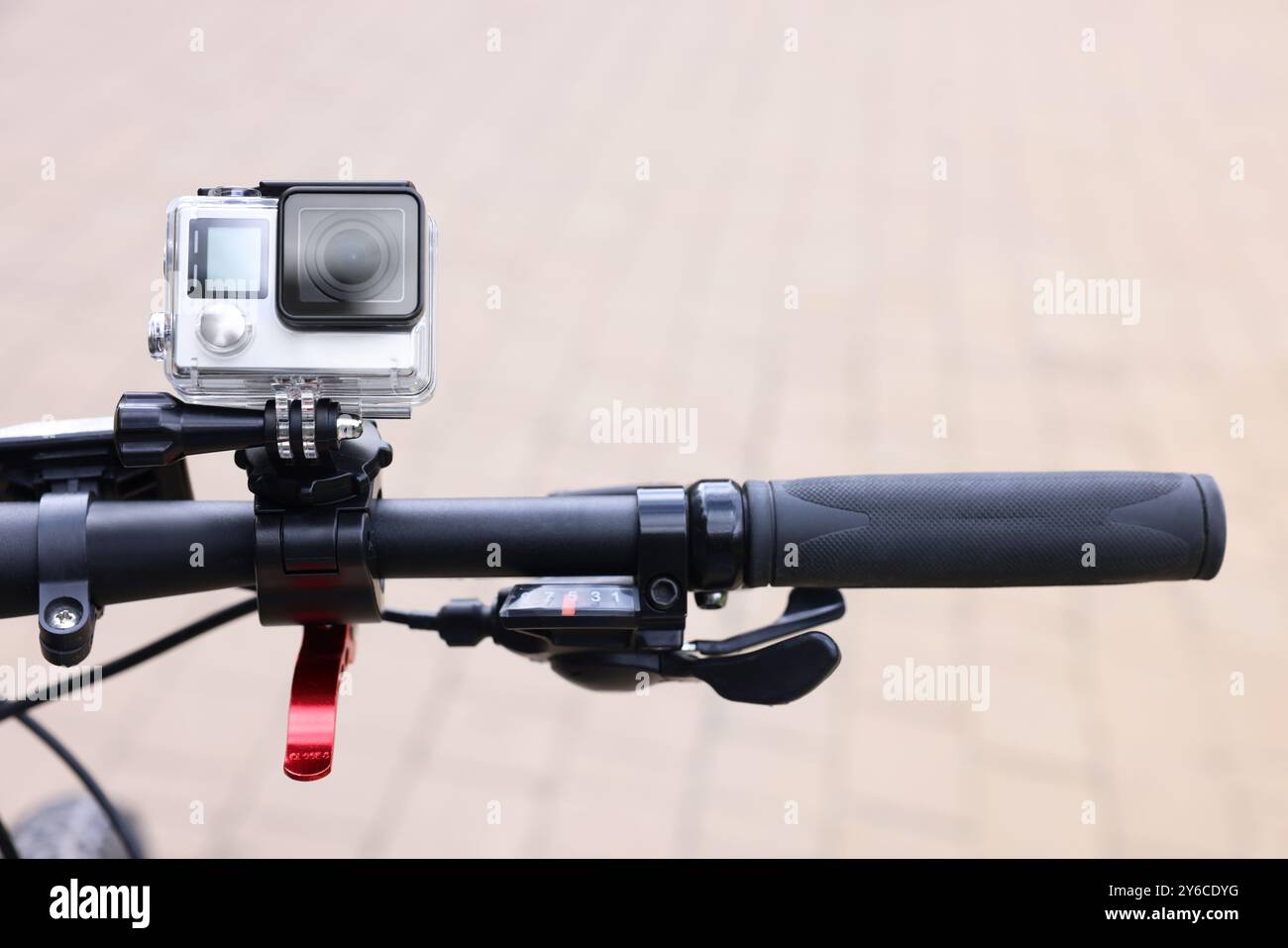Moderne Action-Kamera mit Halterung am Fahrrad im Freien, Nahaufnahme Stockfoto
