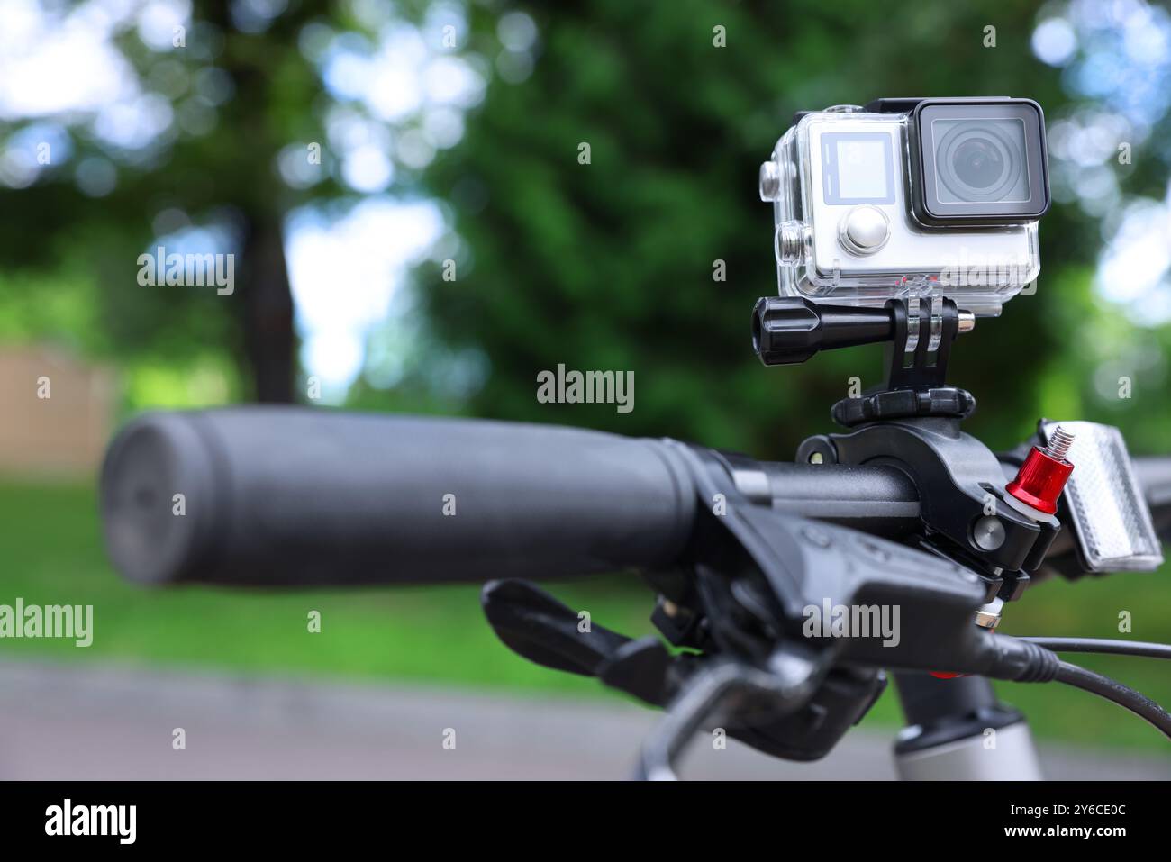 Moderne Action-Kamera mit Halterung am Fahrrad im Freien, Nahaufnahme Stockfoto