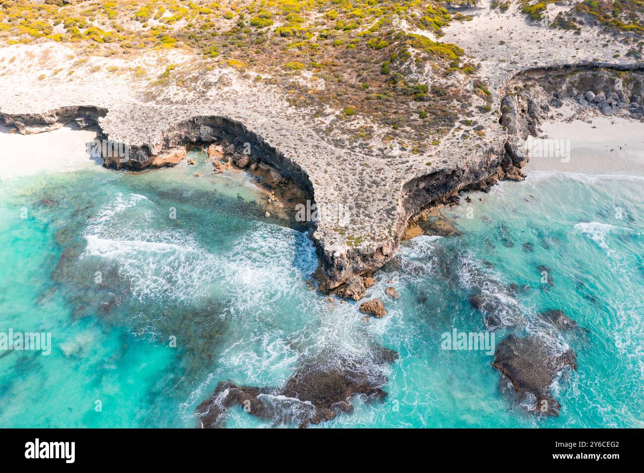 Blick aus der Vogelperspektive auf erodierte Küstenklippen und das türkisfarbene Meer am Mary Ellis Wrack Beach auf der Halbinsel Eyre in Südaustralien Stockfoto