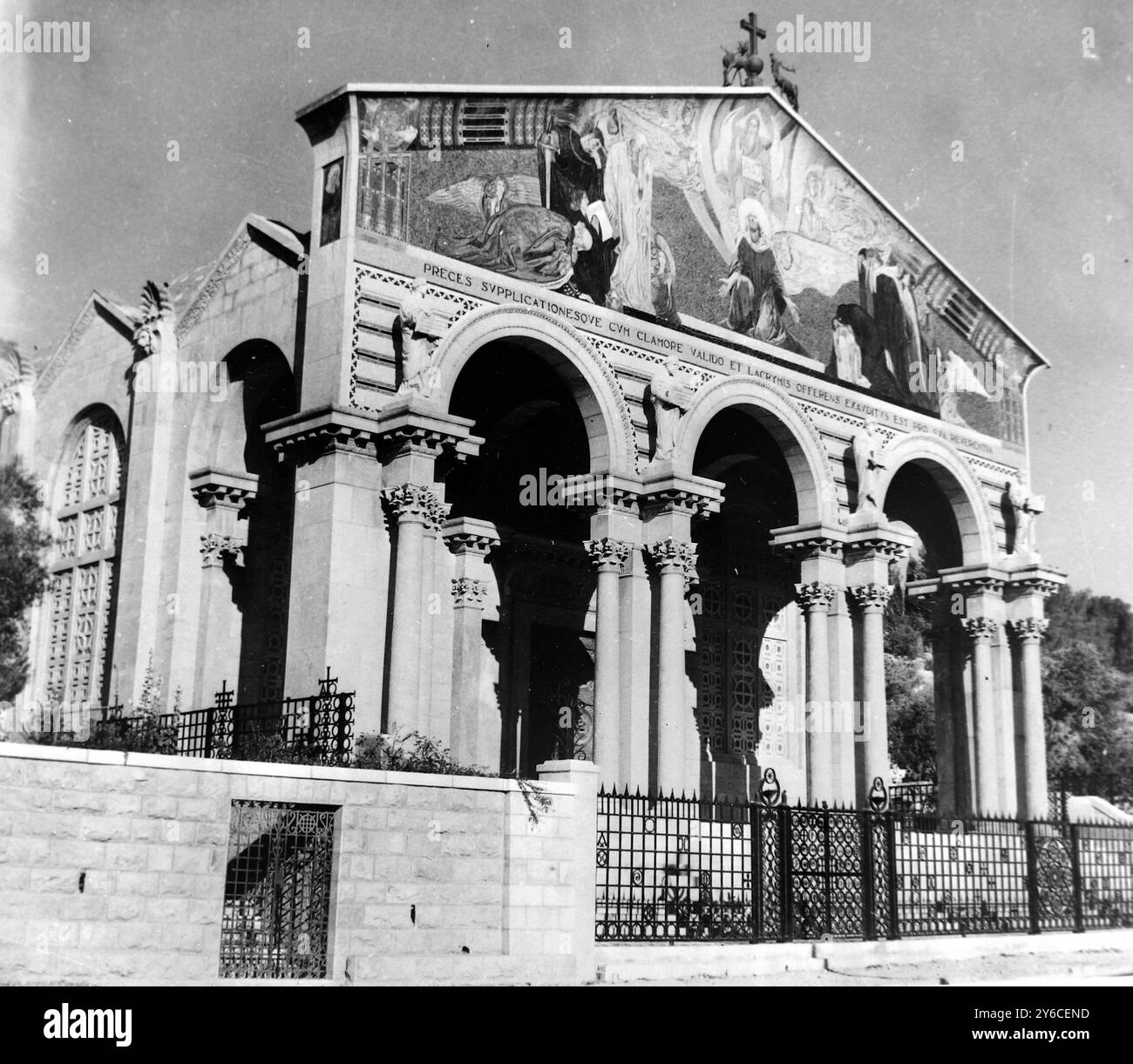 GARTENBLICK DER KIRCHE GETHSEMANE IN JERUSALEM; 27. DEZEMBER 1963 Stockfoto