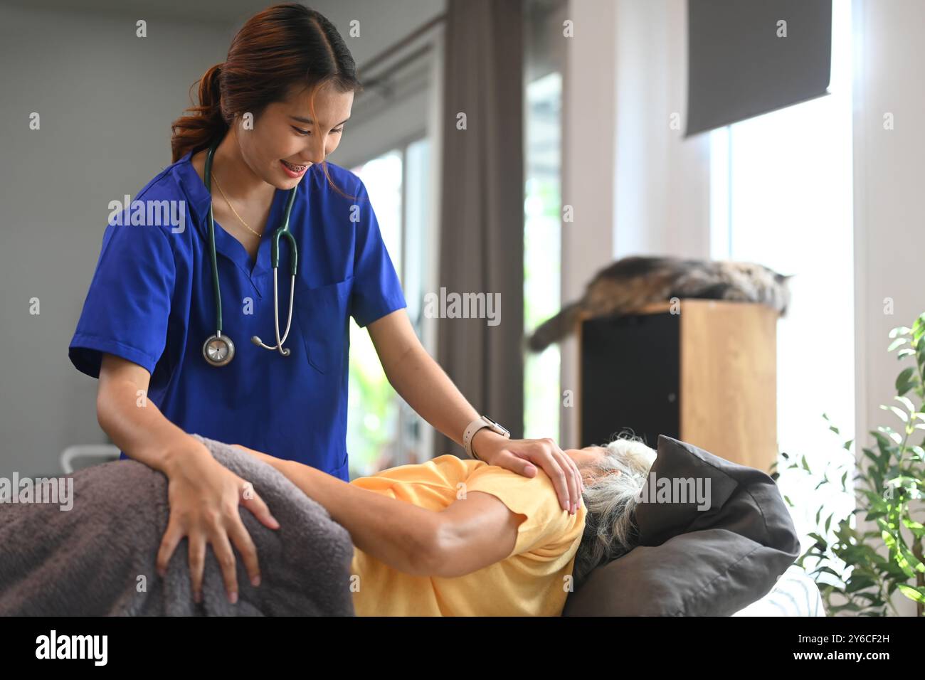 Physiotherapeutin in der Klinik bei reifer Patientin mit manipulativer Wirbelsäulenbehandlung Stockfoto