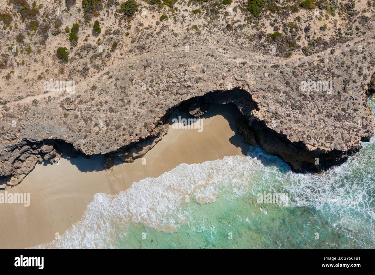 Blick aus der Vogelperspektive auf erodierte Küstenklippen und das türkisfarbene Meer am Mary Ellis Wrack Beach auf der Halbinsel Eyre in Südaustralien Stockfoto