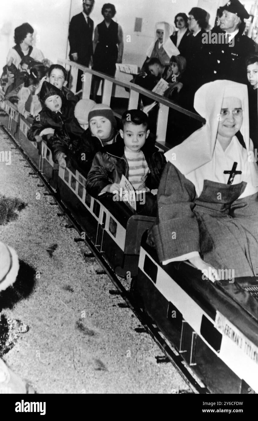 WEIHNACHTSSCHWESTER GILBERTE FÄHRT SPIELZEUGZUG IN OTTAWA; 19. DEZEMBER 1963 Stockfoto