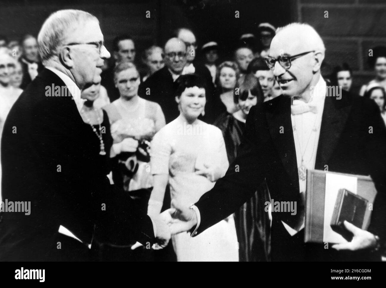 JOHN ECCLES ERHÄLT NOBELPREIS VON KÖNIG GUSTAV ADOLF VON SCHWEDEN AM 12. DEZEMBER 1963 Stockfoto