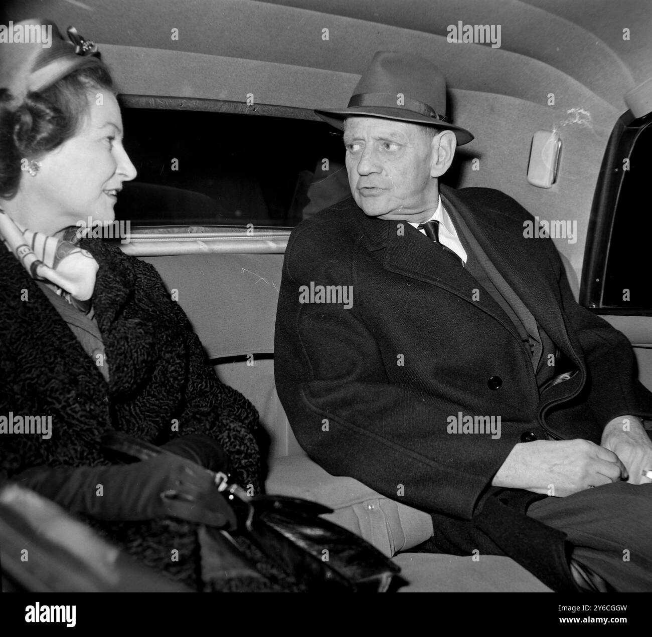 KÖNIG FRIEDRICH VON DÄNEMARK MIT PRINZESSIN ANNE UNTERHALTEN SICH IN LONDON; 11. DEZEMBER 1963 Stockfoto