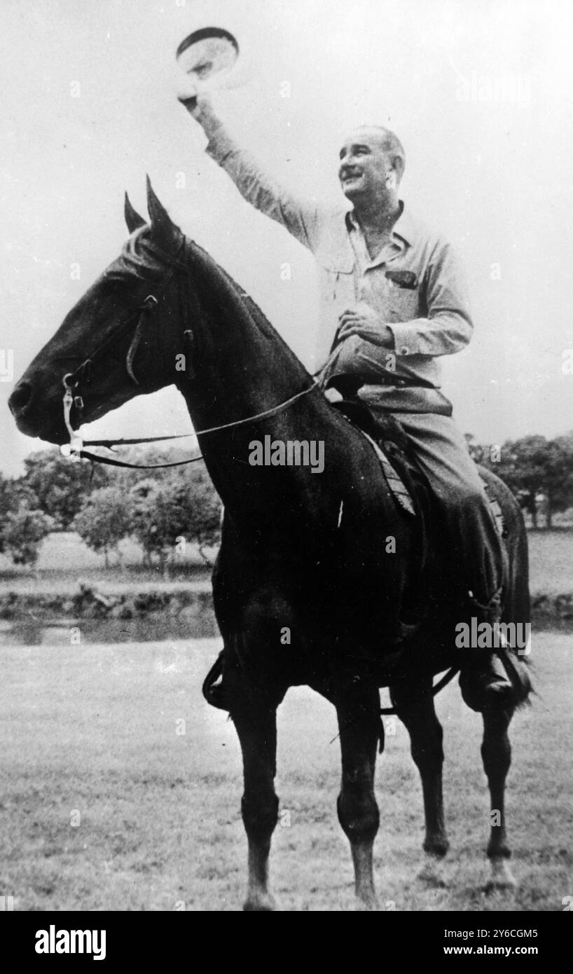 US-AMERIKANISCHER PRÄSIDENT LYNDON BAINES JOHNSON AUF PFERD / ; 11. DEZEMBER 1963 Stockfoto