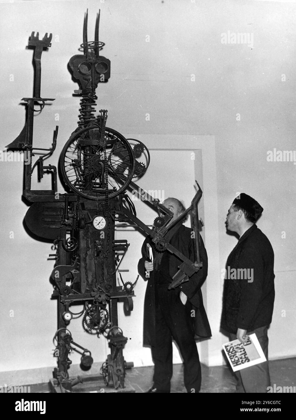 EISENSKULPTUR INSIRED VON 1984 GEROGE ORWELL GROSSER BRUDER IN MÜNCHEN; 11. DEZEMBER 1963 Stockfoto EISENSKULPTUR INSIRED VON 1984 GEROGE ORWELL GROSSER BRUDER IN MÜNCHEN; 11. DEZEMBER 1963 Stockfoto