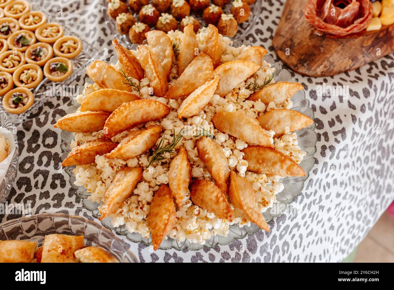 Eine köstliche Auswahl an Vorspeisen mit Empanadas, Torten und Wurstwaren. Stockfoto