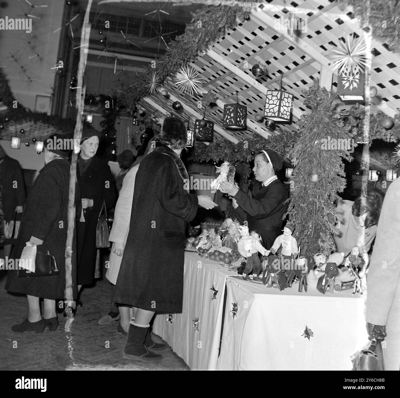 WEIHNACHTSKÄUFER KAUFEN NEUHEITEN BEIM SOZIALINSTITUT IN WIEN ; 6. DEZEMBER 1963 Stockfoto