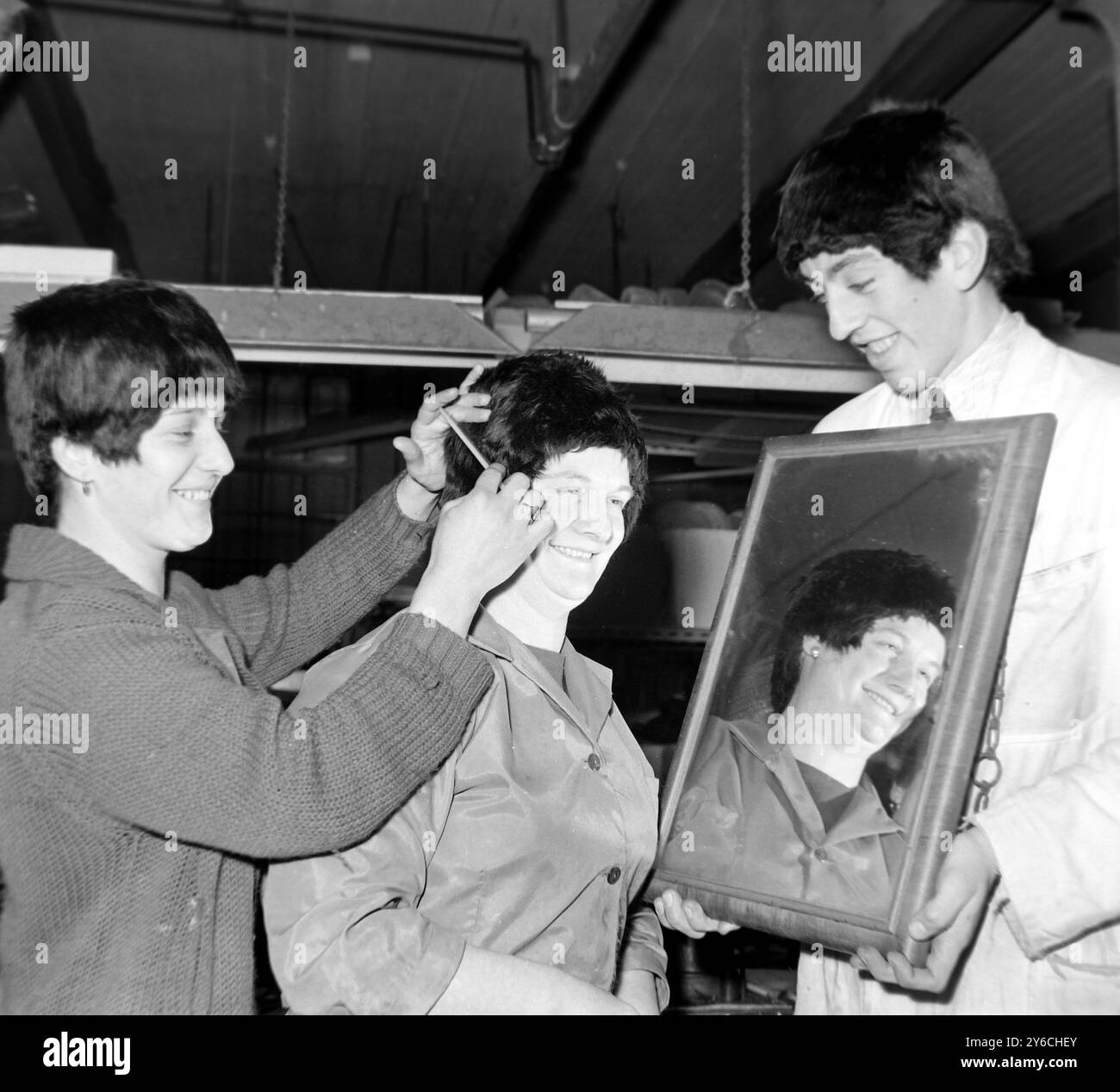 Vier vertraute Haarschnitte. Aber die Gesichter sind unbekannt. Es sind nur vier Jugendliche, die die verrückte Mode abonnieren, um wie ihre Lieblings-Idole - die Beatles - auszusehen. Sie tragen seltsame Beatle Perücken .... Hergestellt aus einem seltsamen synthetischen Mohair, das aus Frankreich importiert wurde 5. Dezember 1963 Stockfoto