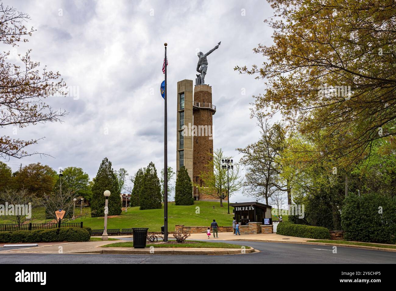 Birmingham, Alabama, USA-25. März 2024: Blick auf die Landschaft des Eingangs zum Vulcan Park und Museum vom Parkplatz mit der Vulcan Statue. Stockfoto
