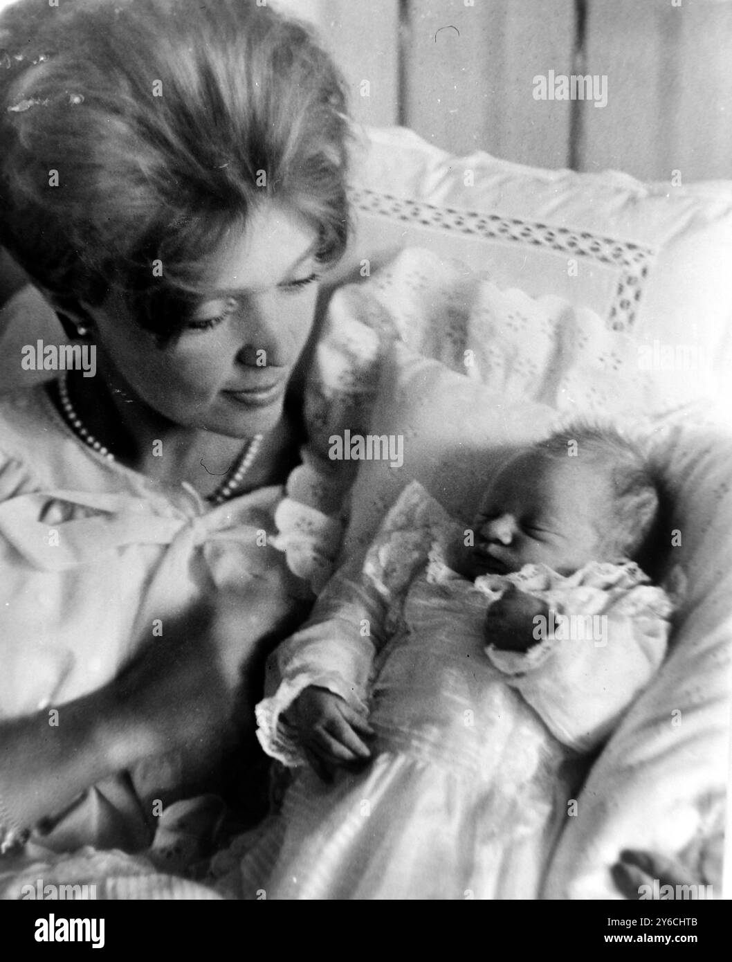 PRINZESSIN BIRGITTA VON SCHWEDEN MIT PRINZESSIN MARGRETE IHR 2. KIND IN MÜNCHEN; 2. DEZEMBER 1963 Stockfoto