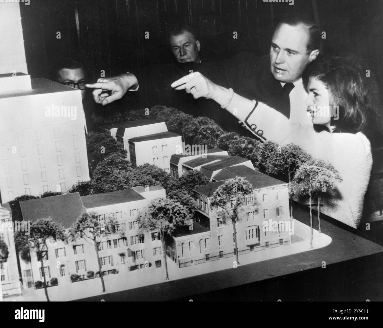 JACQUELINE JACKIE KENNEDY MIT JOHN CARL WARNECKE ZUM BAU DES GEDENKSTEINS FÜR PRÄSIDENT JOHN F KENNEDY JFK IN WASHINGTON / ; 30. NOVEMBER 1963 Stockfoto