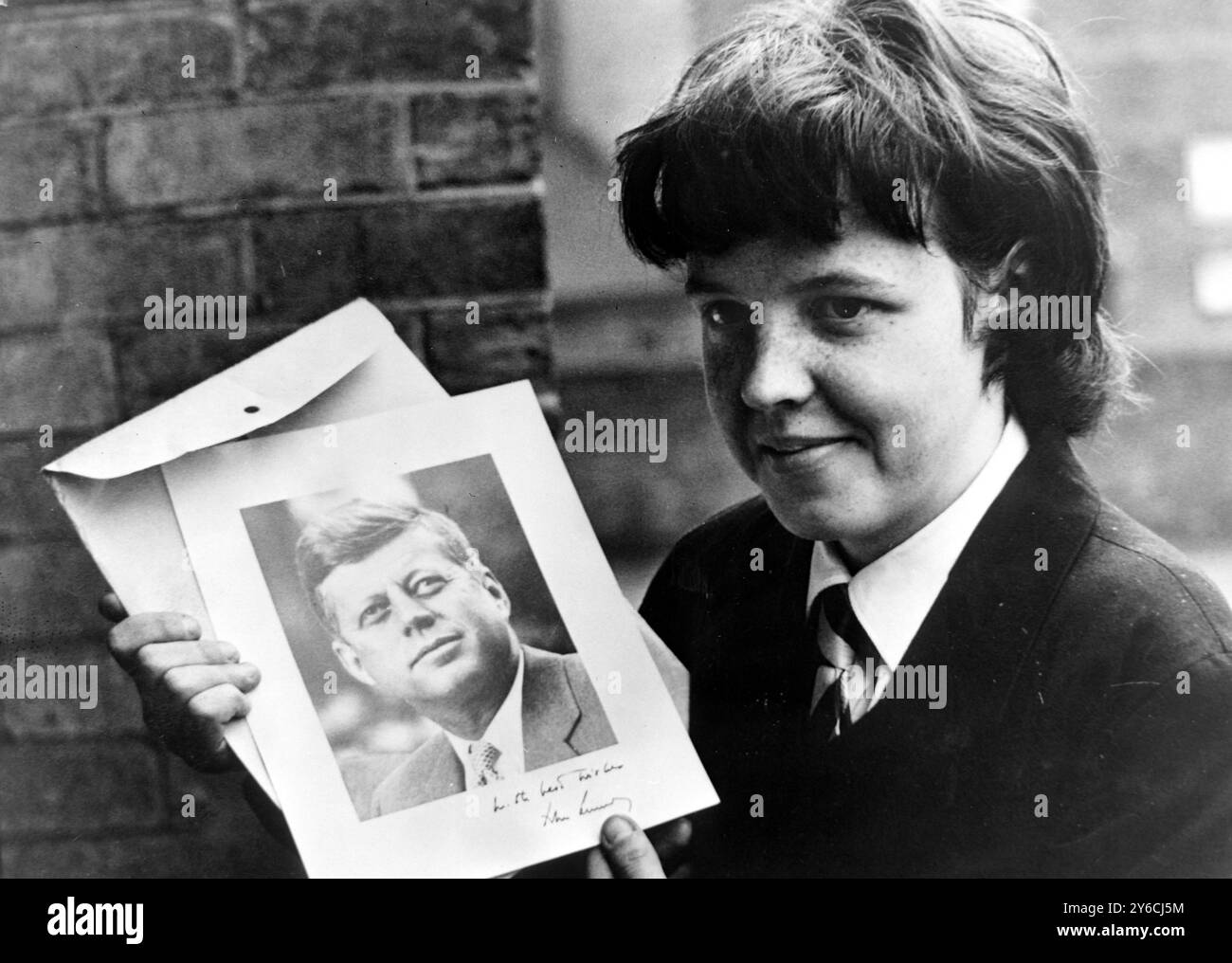 DAS BRITISCHE SCHULMÄDCHEN TESNI BROWN ERHÄLT AM TAG DER ERMORDUNG EIN VOM US-AMERIKANISCHEN PRÄSIDENTEN JOHN F KENNEDY SIGNIERTES FOTO VON JFK / ; 28. NOVEMBER 1963 Stockfoto