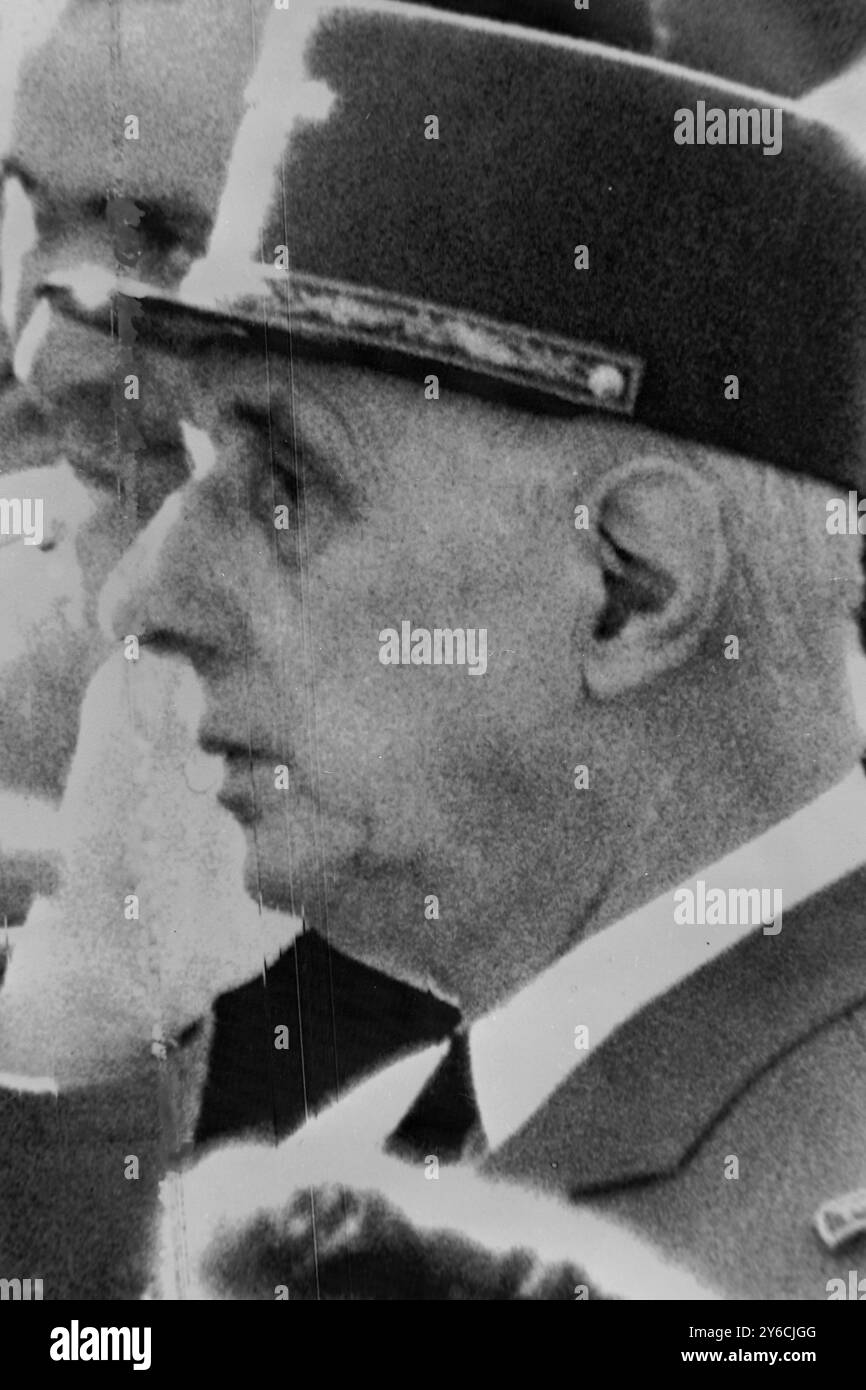 BEERDIGUNG DES US-AMERIKANISCHEN PRÄSIDENTEN JOHN F KENNEDY JFK IN WASSHINGTON - FRANZÖSISCHER PRÄSIDENT CHARLES DE GAULLE WYING / ; 25. NOVEMBER 1963 Stockfoto