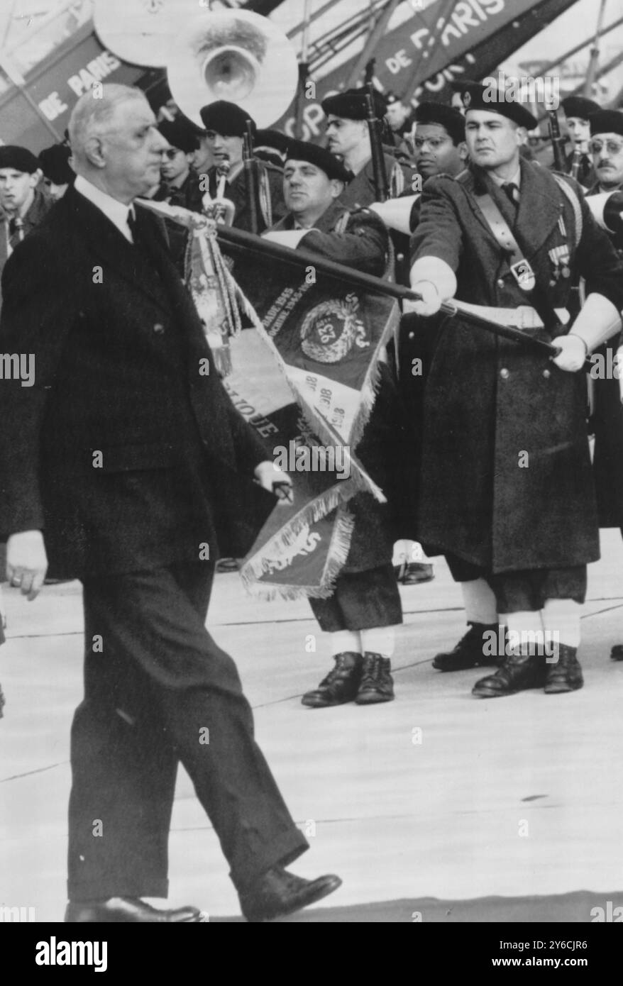 DER FRANZÖSISCHE PRÄSIDENT CHARLES DE GAULLE REIST AM FLUGHAFEN ORLY ZUR KENNEDY BEERDIGUNG / ; 24. NOVEMBER 1963 Stockfoto