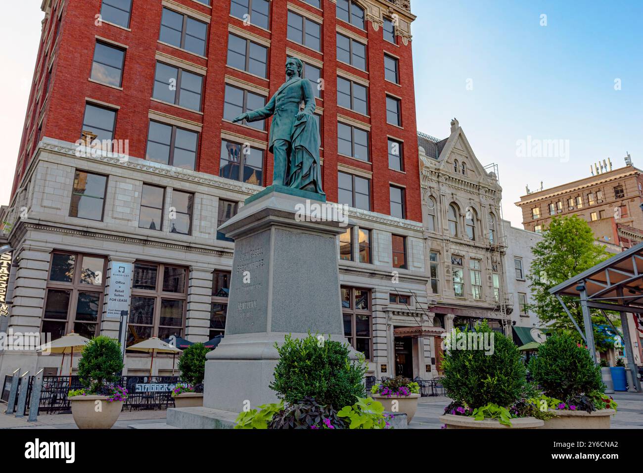 Lexington, Kentucky, USA, 19. Juni 2017: Statue der Konföderierten John C. Breckinridge im Cheapside-Pavillon in der Innenstadt von Lexington. Dieses Denkmal war ein reales Denkmal Stockfoto