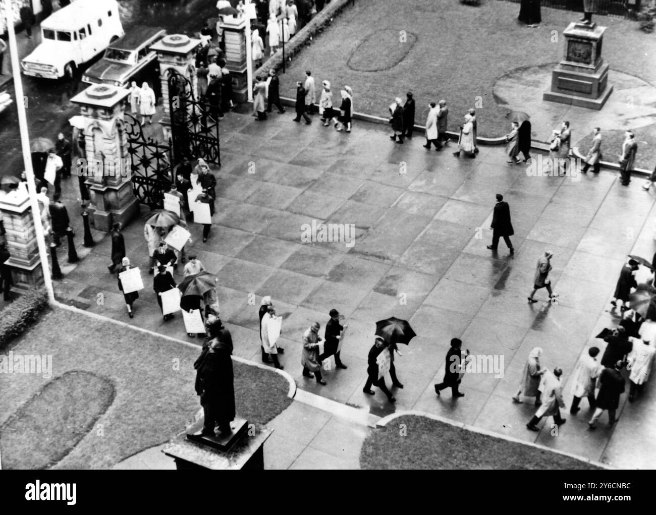 RELIGION RÖMISCH-KATHOLISCHER KLERUS HÄLT STUMME PROZESSION IN BOSTON AB; 11. NOVEMBER 1963 Stockfoto