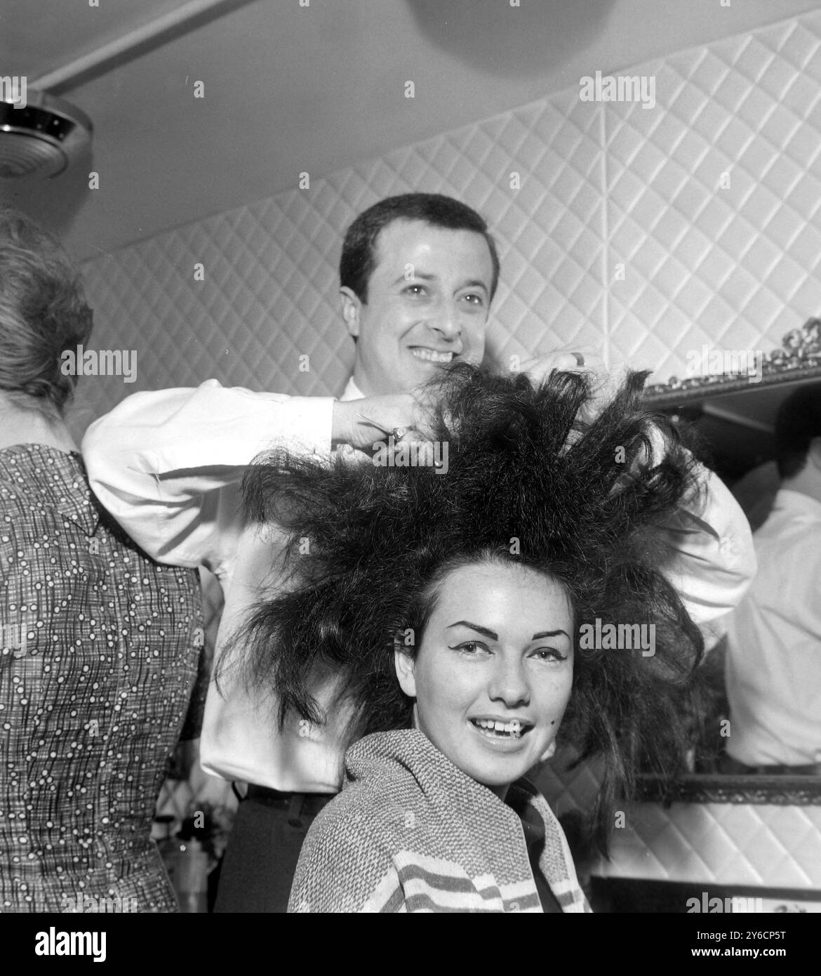 BEAUTY JOAN POWER MISS IRELAND BEI HAIRDRESSES FOR BEAUTY CONTEST MISS WORLD IN LONDON , 6. NOVEMBER 1963 Stockfoto