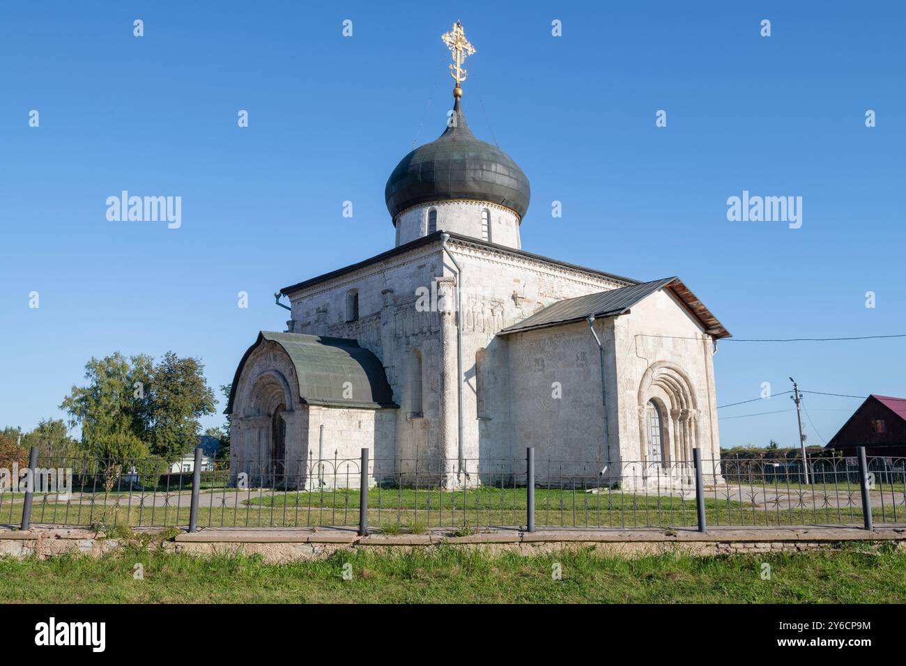 Blick auf die mittelalterliche Kathedrale von St. Georg dem Siegen (1230-1234) an einem sonnigen Septembertag. Jurjew-Polski, Russland Stockfoto