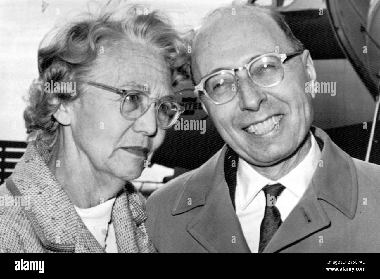 NOBELPREISTRÄGER PROFESSOR EUGENE WIGNER MIT EHEFRAU IN NEWARK, USA / ; 5. NOVEMBER 1963 Stockfoto