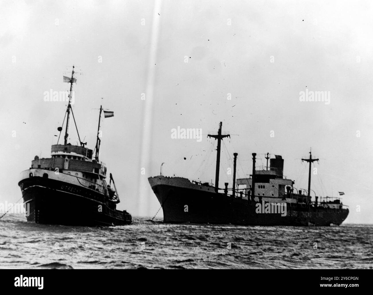 SCHIFFE FEUER SS ALPHARD NACH FEUER VON UTRECHT BEI PLYMOUTH GEZOGEN; 4. NOVEMBER 1963 Stockfoto