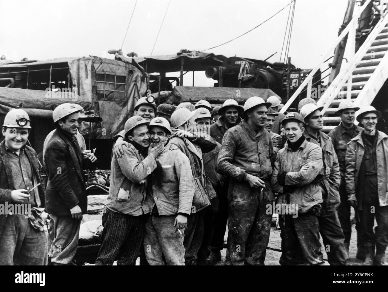 KATASTROPHE IM DEUTSCHEN EISENERZBERGWERK - RETTER HAPPY IN LENGEDE, DEUTSCHLAND - 4. NOVEMBER 1963 Stockfoto