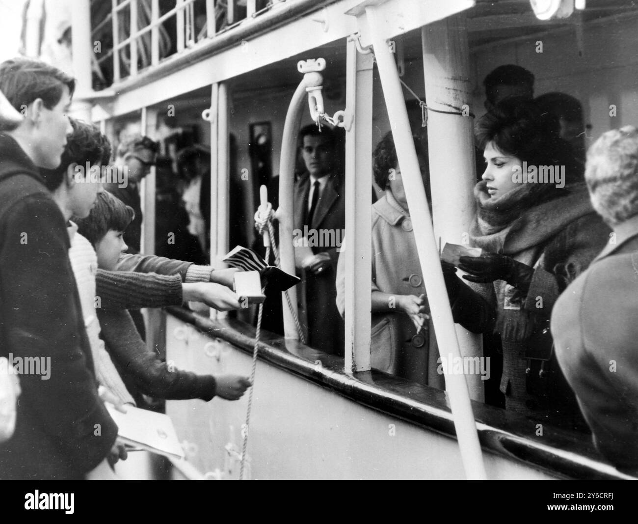 DIE ITALIENISCHE SCHAUSPIELERIN GINA LOLLOBRIGIDA G FILMT IN POOLE, DORSET / ; 29. OKTOBER 1963 Stockfoto