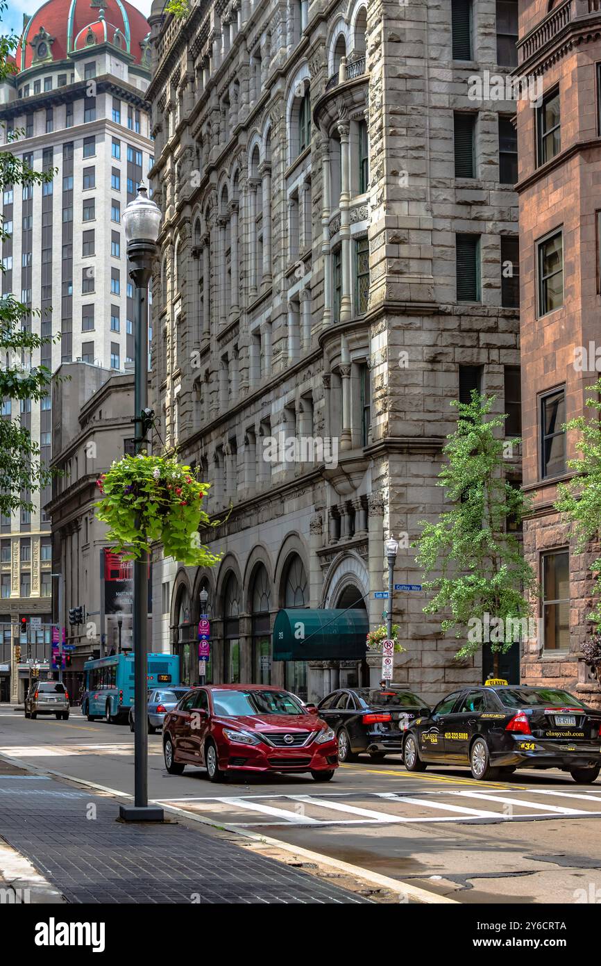 Pittsburgh, Pennsylvania, USA-30. Juli 2016: Blick auf die Sixth Avenue im historischen Viertel von Pittsburgh. Stockfoto