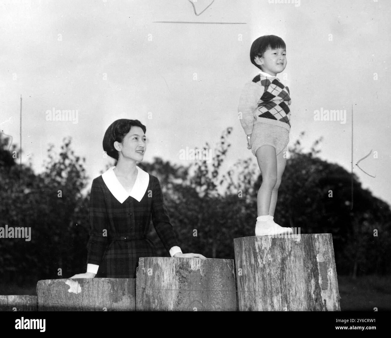 PRINZ HIRO VON JAPAN AUF EINER SÄULE STEHEND MIT MUTTER PRINZESSIN MICHIKO; 24. OKTOBER 1963 Stockfoto