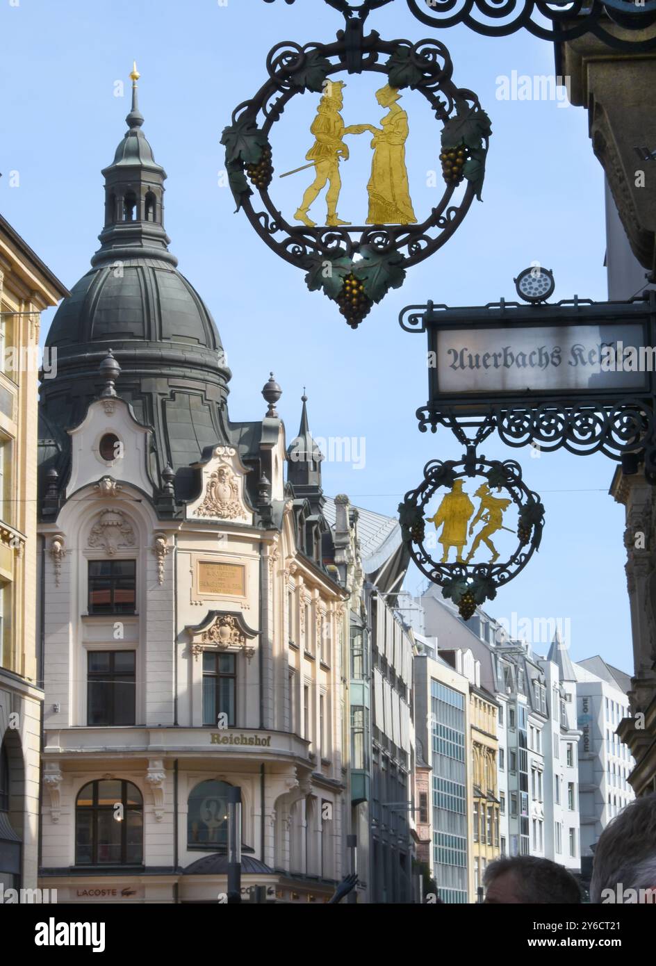 Leipzig, Deutschland. September 2024. Am Eingang zur Mädler Passage sind Schilder für das berühmte Restaurant 'Auerbachs Keller' mit Motiven aus Goethes 'Faust' angebracht. Das Restaurant feiert 2025 sein 500-jähriges Bestehen. 1525 servierte der Leipziger Arzt und Universitätsprofessor Heinrich Stromer von Auerbach erstmals Wein in seinem Keller. Goethe blieb auch im Keller und hatte eine Szene von seinem 'Faust' hier. Quelle: Waltraud Grubitzsch/dpa/Alamy Live News Stockfoto
