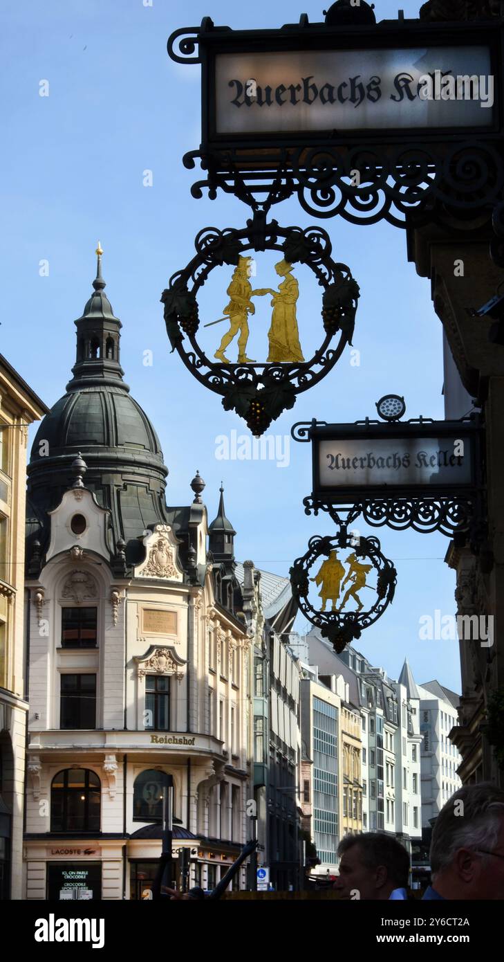 Leipzig, Deutschland. September 2024. Am Eingang zur Mädler Passage sind Schilder für das berühmte Restaurant 'Auerbachs Keller' mit Motiven aus Goethes 'Faust' angebracht. Das Restaurant feiert 2025 sein 500-jähriges Bestehen. 1525 servierte der Leipziger Arzt und Universitätsprofessor Heinrich Stromer von Auerbach erstmals Wein in seinem Keller. Goethe blieb auch im Keller und hatte eine Szene von seinem 'Faust' hier. Quelle: Waltraud Grubitzsch/dpa/Alamy Live News Stockfoto