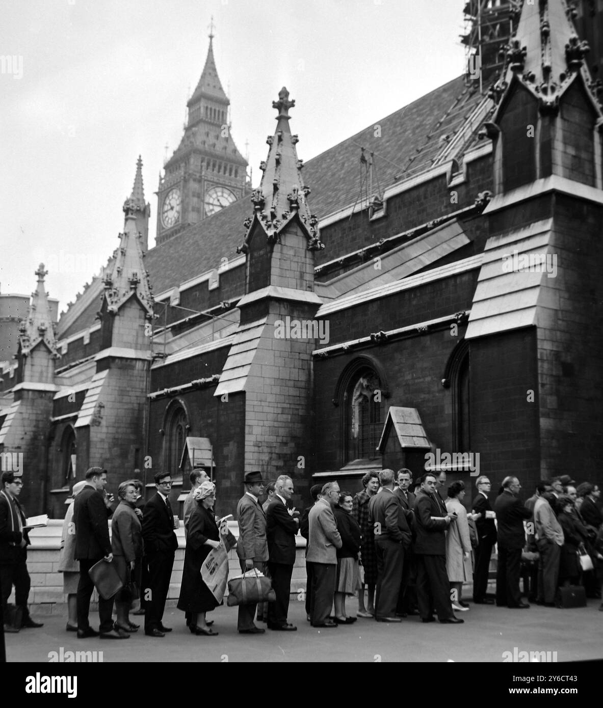 MENSCHENMENGE VOR DEM HOUSE OF COMMONS IN LONDON; 24. OKTOBER 1963 Stockfoto