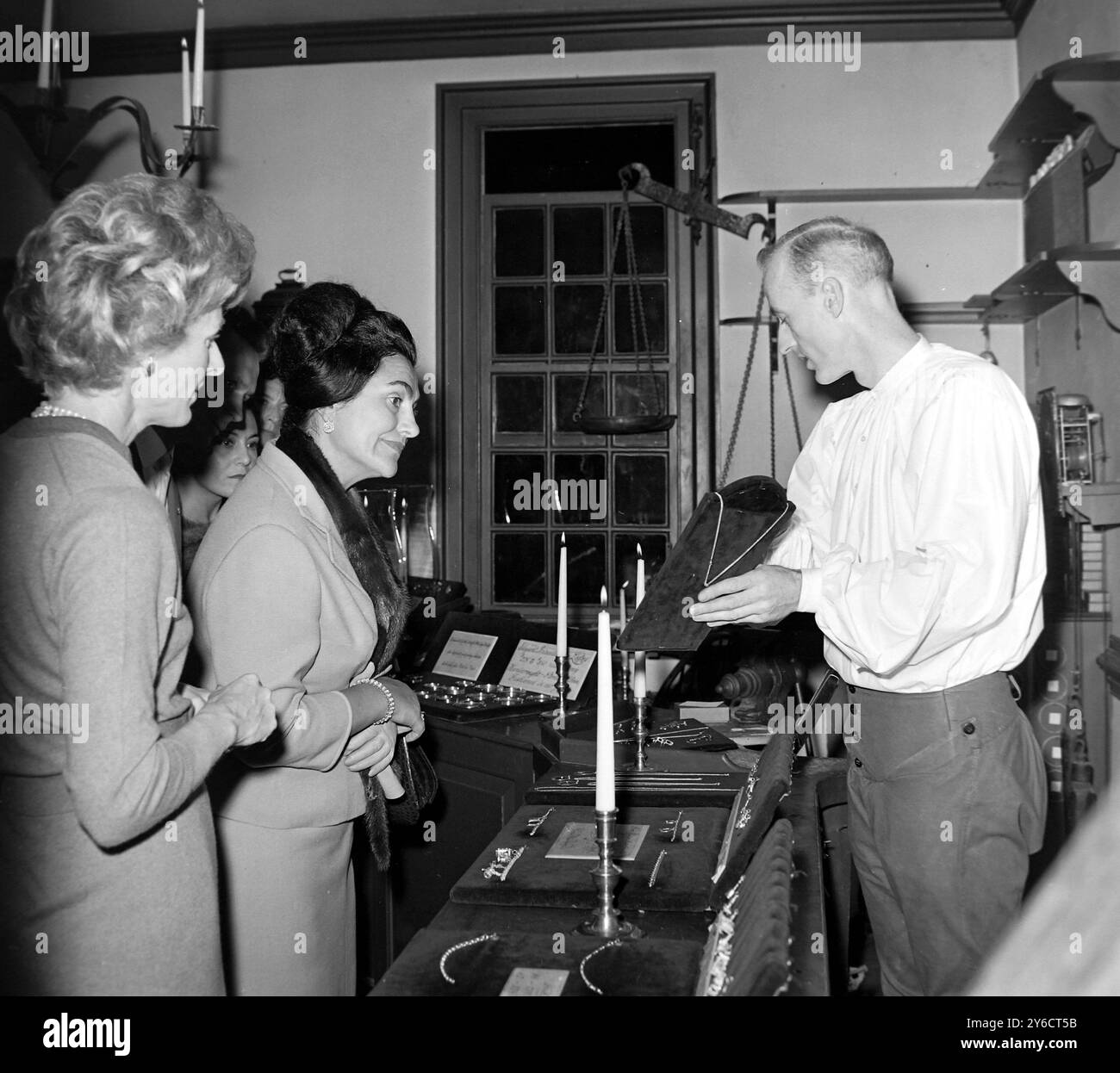ANGIER BIDDLE DUKE MIT JOVANKA - EHEFRAU DES PRÄSIDENTEN JUGOSLAWIENS JOSIP BROZ TITO IN WILLIAMSBURG / ; 22. OKTOBER 1963 Stockfoto
