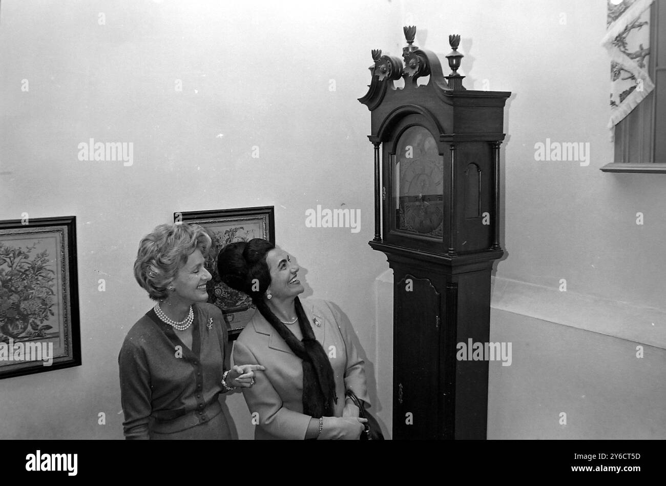 ANGIER BIDDLE DUKE MIT JOVANKA - EHEFRAU DES PRÄSIDENTEN JUGOSLAWIENS JOSIP BROZ TITO IN WILLIAMSBURG / ; 22. OKTOBER 1963 Stockfoto