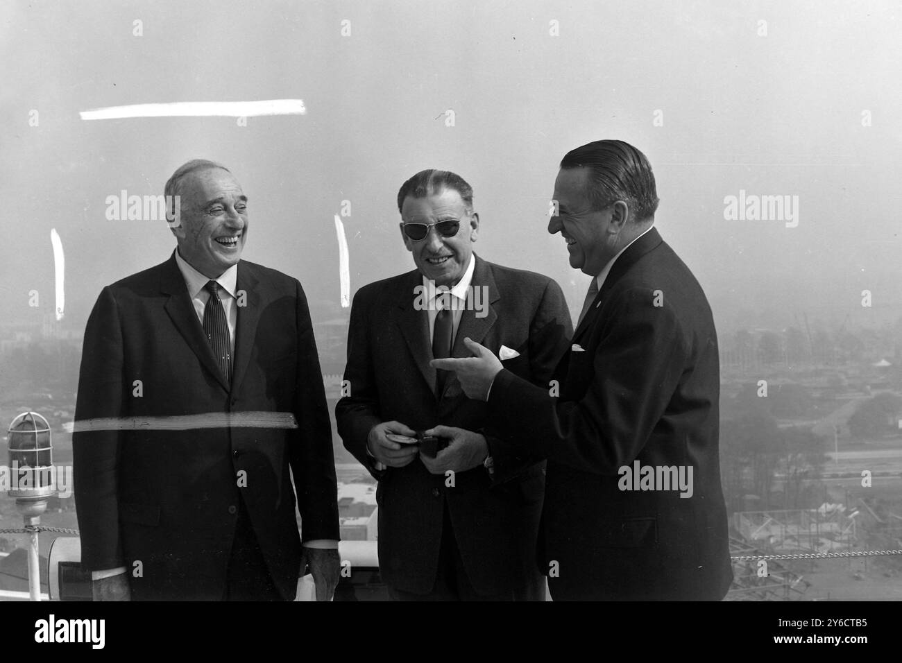 DER IRISCHE PREMIER SEAN LEMASS MIT ROBERT MOSES UND THOMAS J DEEGEN SCHAUEN SICH DAS SILBERMEDAILLON IN NEW YORK AN / ; 20. OKTOBER 1963 Stockfoto