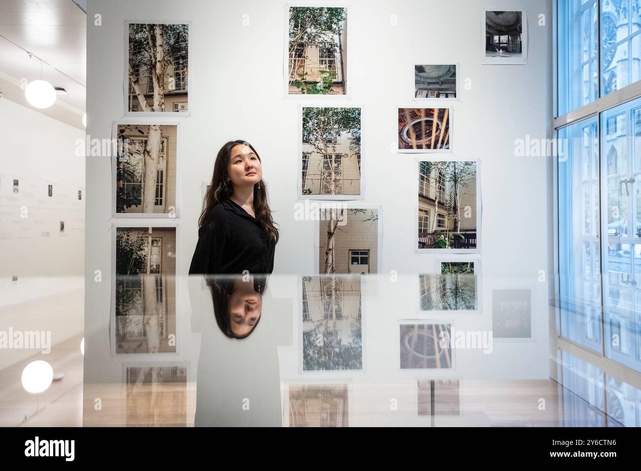 London, Großbritannien. 25. September 2024. Mitarbeiter in der neuen Kythera Gallery im neu entwickelten Warburg Institute, einem der weltweit führenden Zentren für Kunst- und Kulturwissenschaft, befindet sich am Woburn Square in Bloomsbury. Das von den Stirling-Preisträgern Haworth Stirling Tompkins entworfene 14,5 Projekt Warburg Renaissance umfasst die erste Galerie des Instituts, ein Auditorium mit 120 Plätzen und ein hochmodernes Zentrum für Sondersammlungen. Quelle: Stephen Chung / Alamy Live News Stockfoto