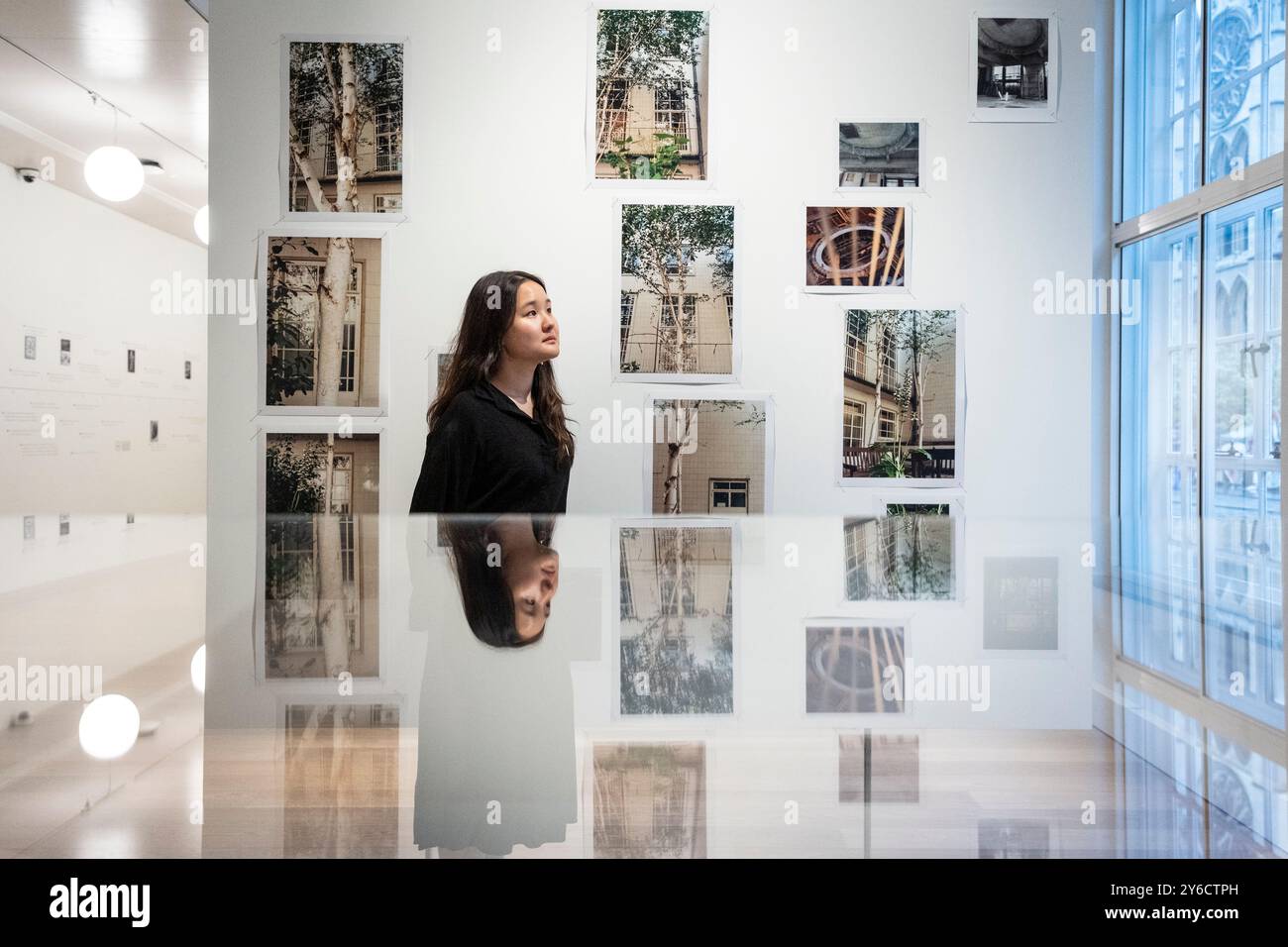 London, Großbritannien. 25. September 2024. Mitarbeiter in der neuen Kythera Gallery im neu entwickelten Warburg Institute, einem der weltweit führenden Zentren für Kunst- und Kulturwissenschaft, befindet sich am Woburn Square in Bloomsbury. Das von den Stirling-Preisträgern Haworth Stirling Tompkins entworfene 14,5 Projekt Warburg Renaissance umfasst die erste Galerie des Instituts, ein Auditorium mit 120 Plätzen und ein hochmodernes Zentrum für Sondersammlungen. Quelle: Stephen Chung / Alamy Live News Stockfoto