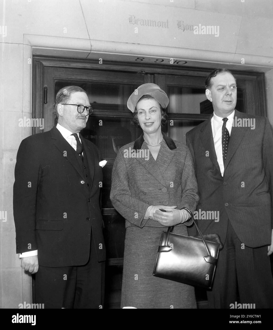 LORD CHELMER, PEGGY SHEPHERD UND LORD POOLE BESUCHEN HAROLD MACMILLAN IM KRANKENHAUS IN LONDON / ; 17. OKTOBER 1963 Stockfoto